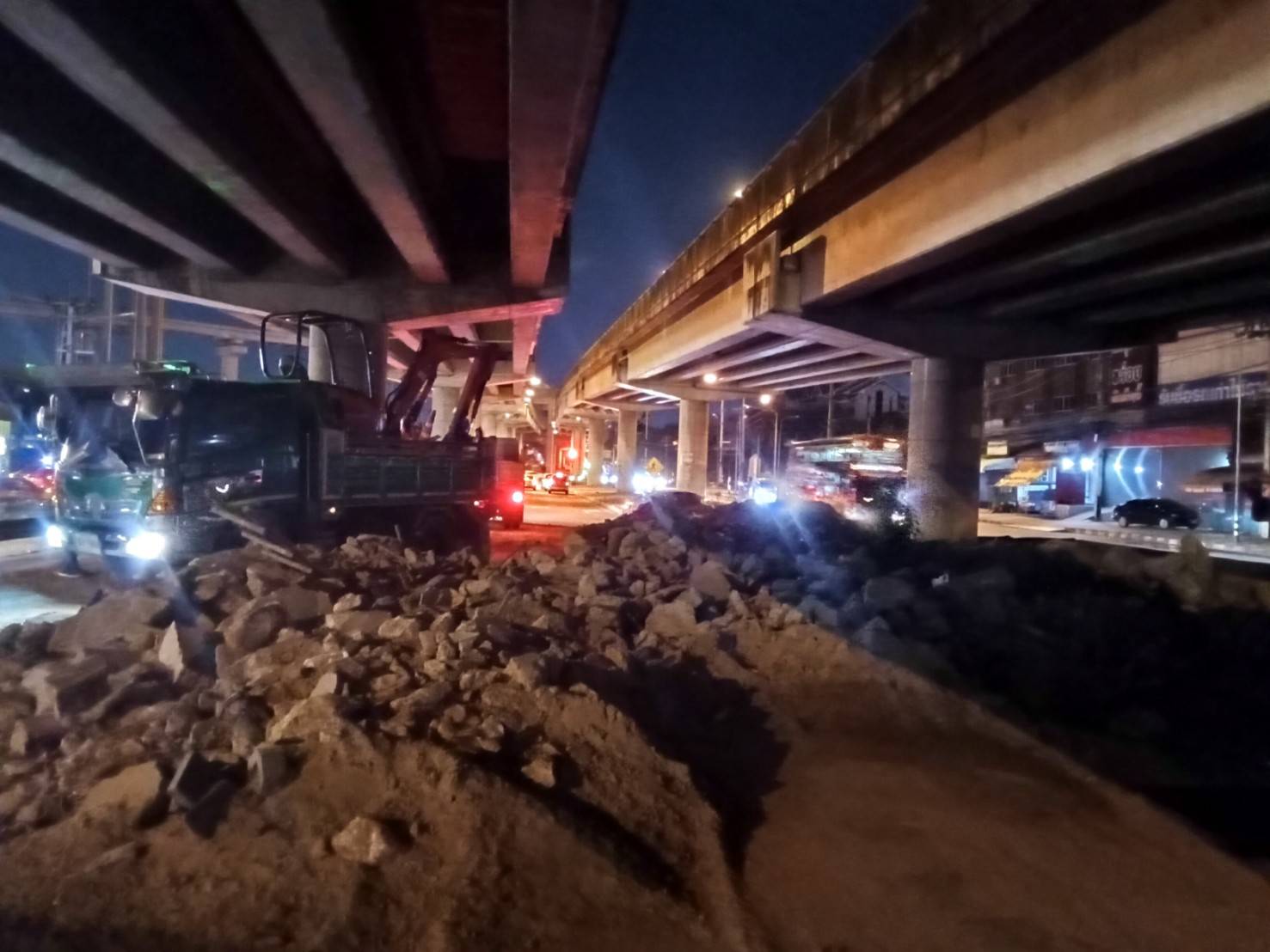 งานขนย้ายดินใต้สะพาน ถนนศรีนครินทร์