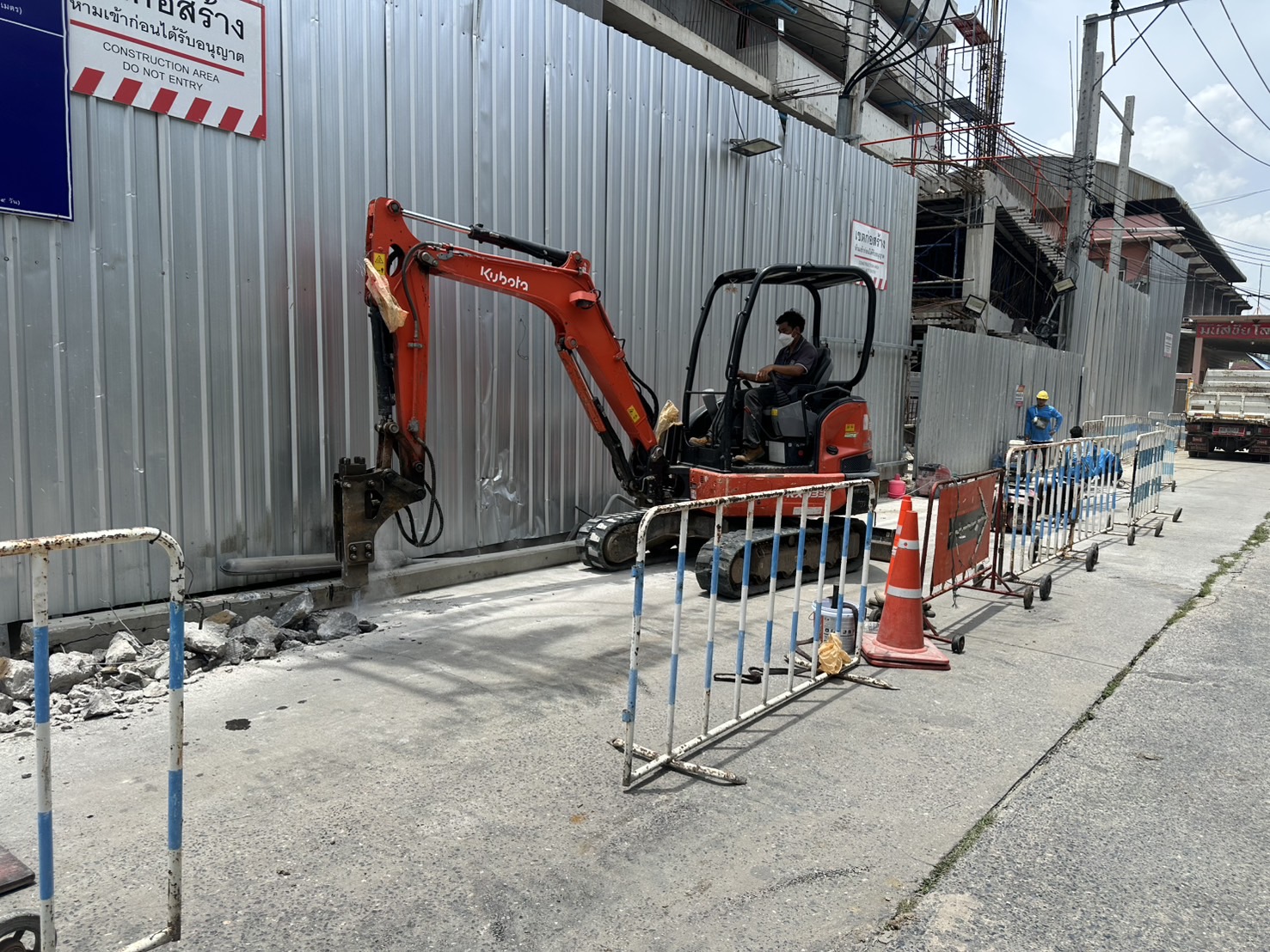งานวางท่อร้อยสายไฟฟ้าใต้ดิน ถนนจรัญสนิทวงศ์ 90